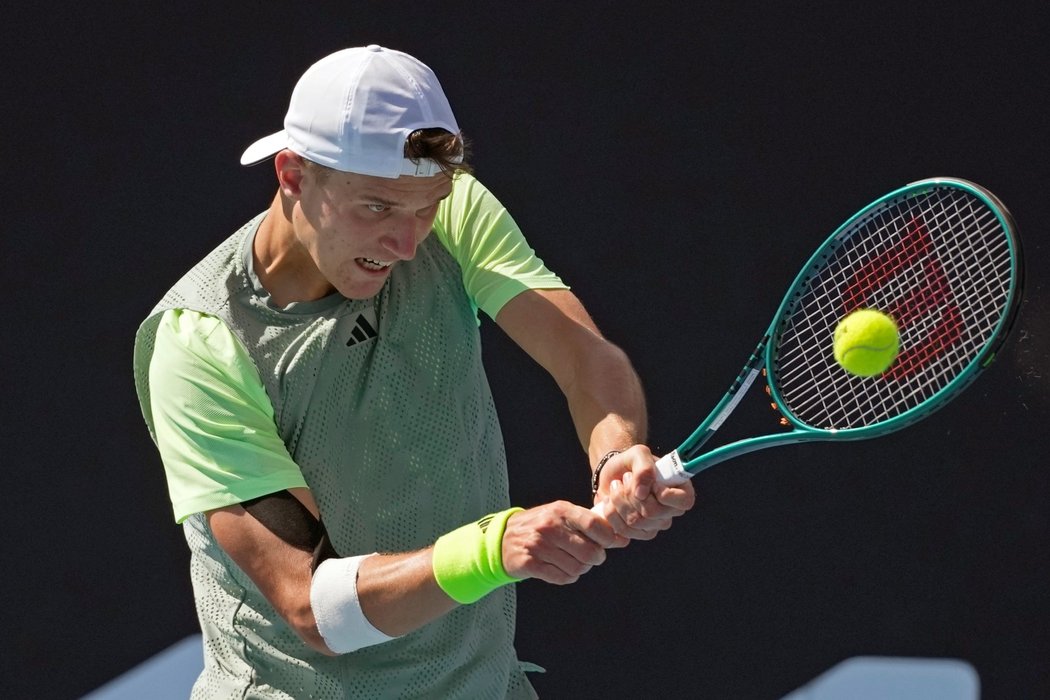 Český tenista Jakub Menšík vybojoval na Australian Open postup