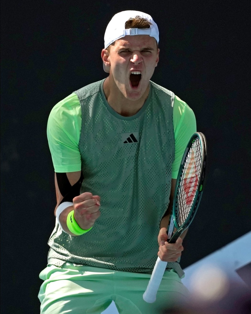 Český tenista Jakub Menšík oslavuje postup na Australian Open