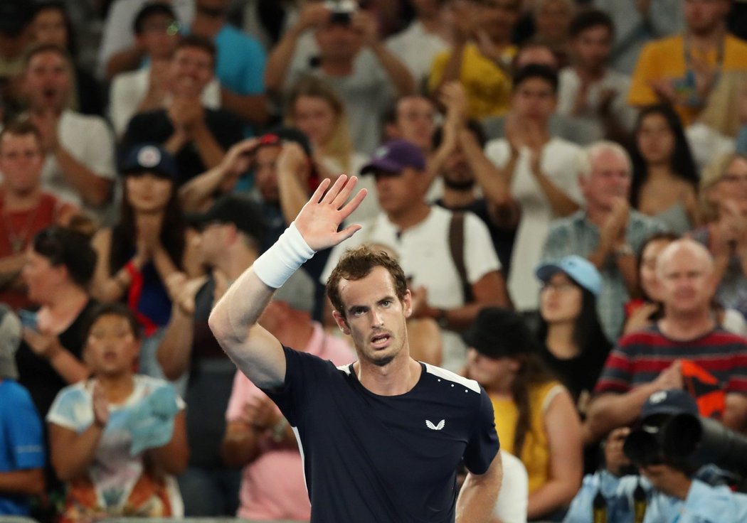 Andy Murray děkuje fanouškům po vyřazení v prvním kole Australian Open