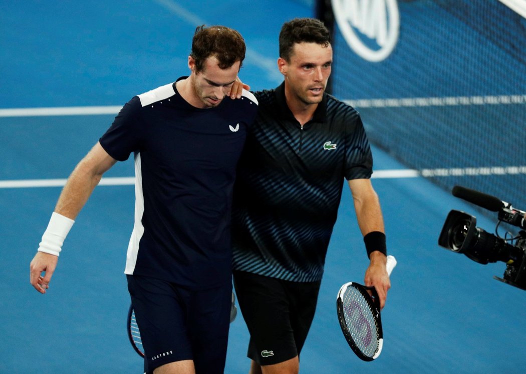 Britský tenista Andy Murray a jeho soupeř v prvním kole Australian Open, Španěl Roberto Bautista Agut