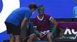 Lékaři během čtvrtfinále Australian Open ošetřovali španělského favorita Rafaela Nadala