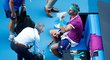 Lékaři během čtvrtfinále Australian Open ošetřovali španělského favorita Rafaela Nadala