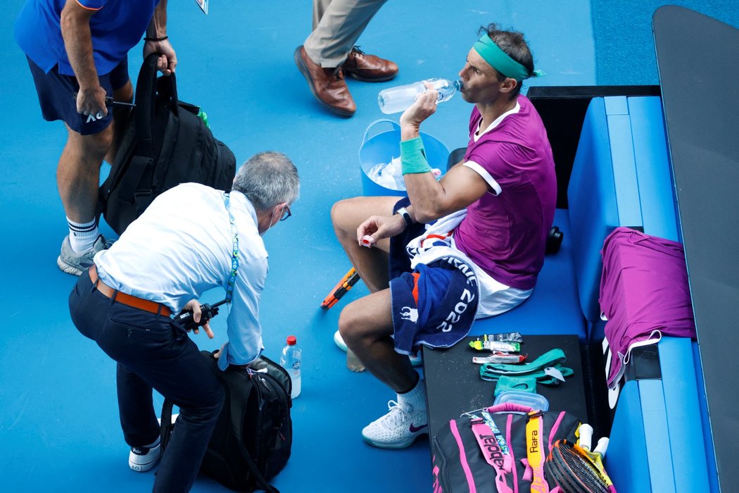 Lékaři během čtvrtfinále Australian Open ošetřovali španělského favorita Rafaela Nadala