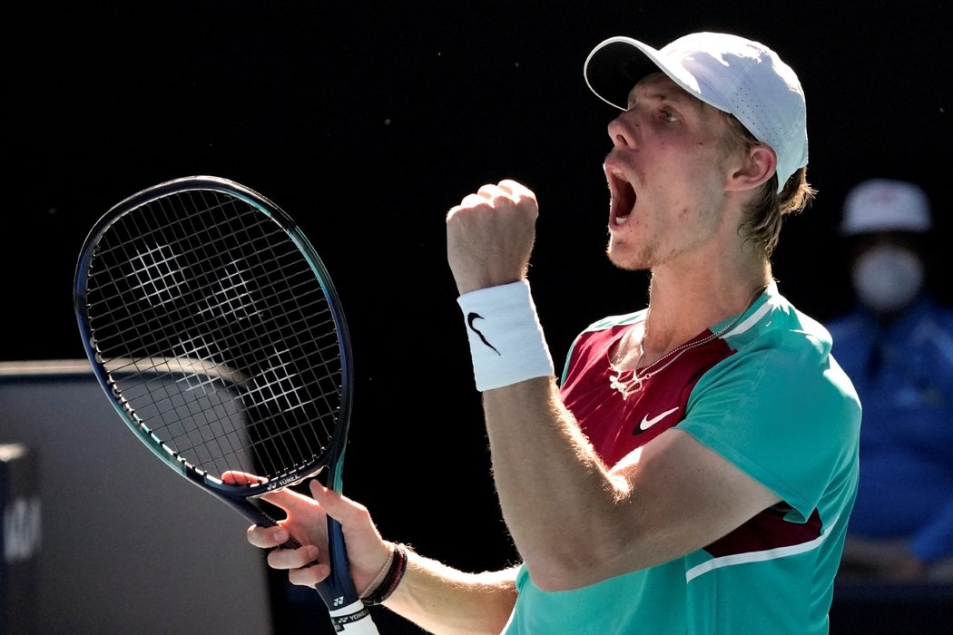 Kanadský tenista Denis Shapovalov během čtvrtfinále Australian Open proti Rafaelu Nadalovi