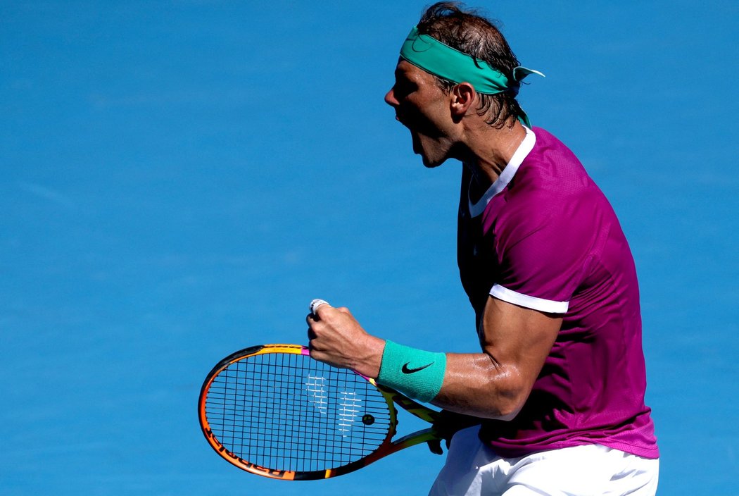 Španělský tenista Rafael Nadal ve čtvrtfinále Australian Open proti Denisu Shapovalovi