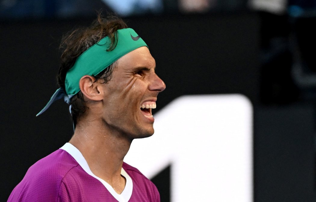 Šťastný Rafael Nadal poté, co v pětisetové bitvě udolal Denise Shapovalova ve čtvrtfinále Australian Open