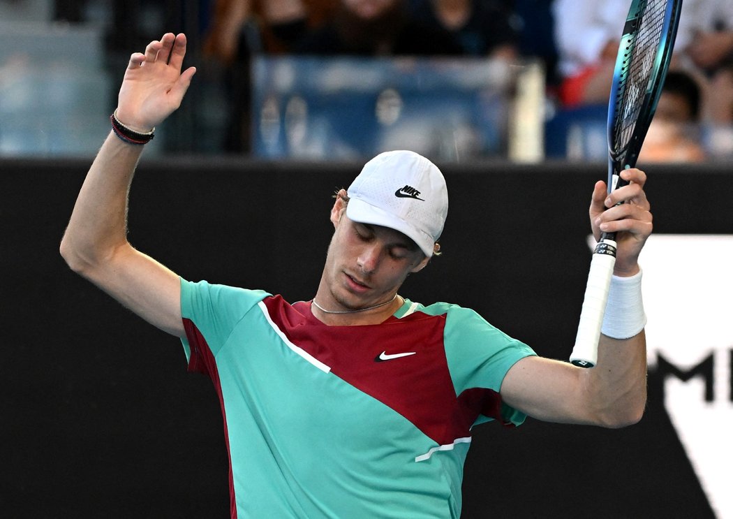 Zklamaný Denis Shapovalov po jednom z nepovedených míčků během čtvrtfinále Australian Open proti Rafaelu Nadalovi