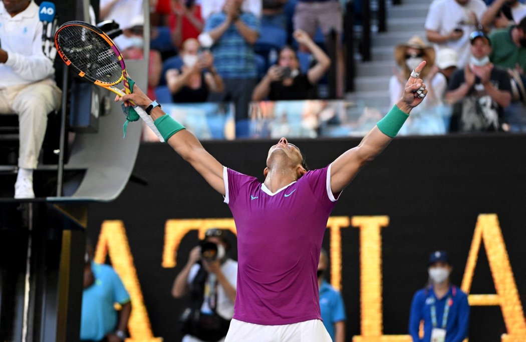 Šťastný Rafael Nadal poté, co v pětisetové bitvě udolal Denise Shapovalova ve čtvrtfinále Australian Open