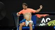 Legendární španělský tenista Rafael Nadal si mění triko ve čtvrtfinále Australian Open