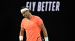 Zklamaný Rafael Nadal během čtvrtfinále Australian Open proti řeckému tenistovi Stefanosu Tsitsipasovi