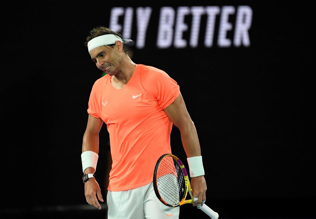 Zklamaný Rafael Nadal během čtvrtfinále Australian Open proti řeckému tenistovi Stefanosu Tsitsipasovi