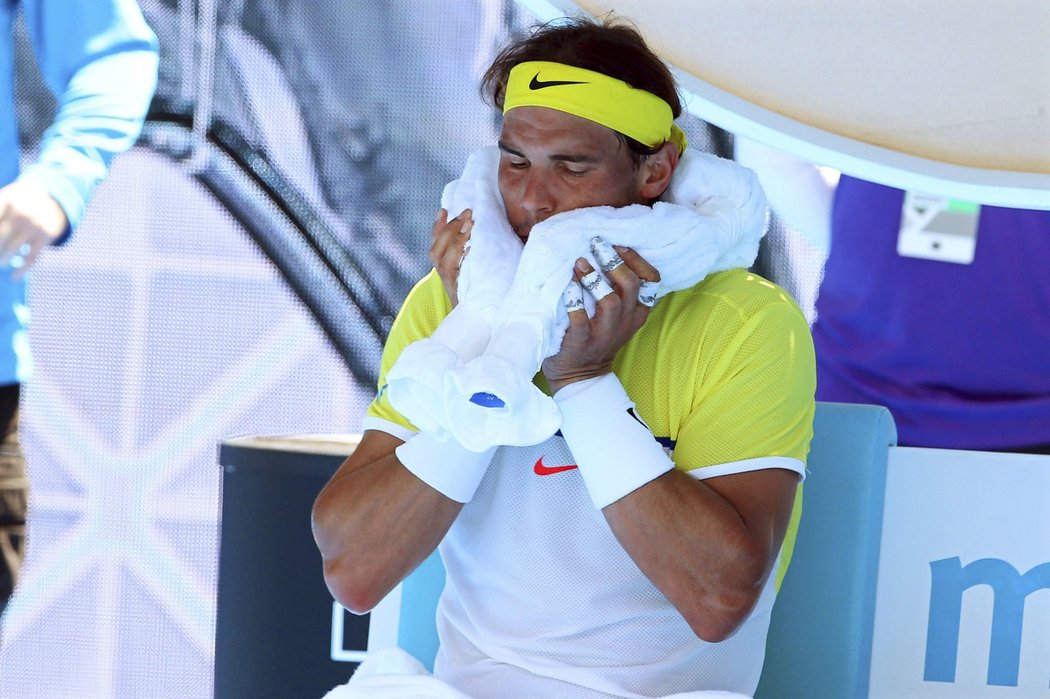 Pátý nasazený španělský tenista Rafael Nadal vypadl na Australian Open hned v úvodním kole. Prohrál s krajanem Fernandem Verdascem 6:7, 6:4, 6:3, 6:7, 2:6.