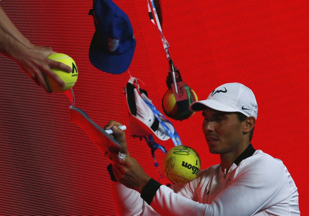 Rafael Nadal se podepisuje fanouškům po postupu do finále Australian Open