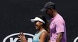 Naomi Ósakaová se svým fitness koučem Abdulem Sillahem při tréninku před finále Australian Open