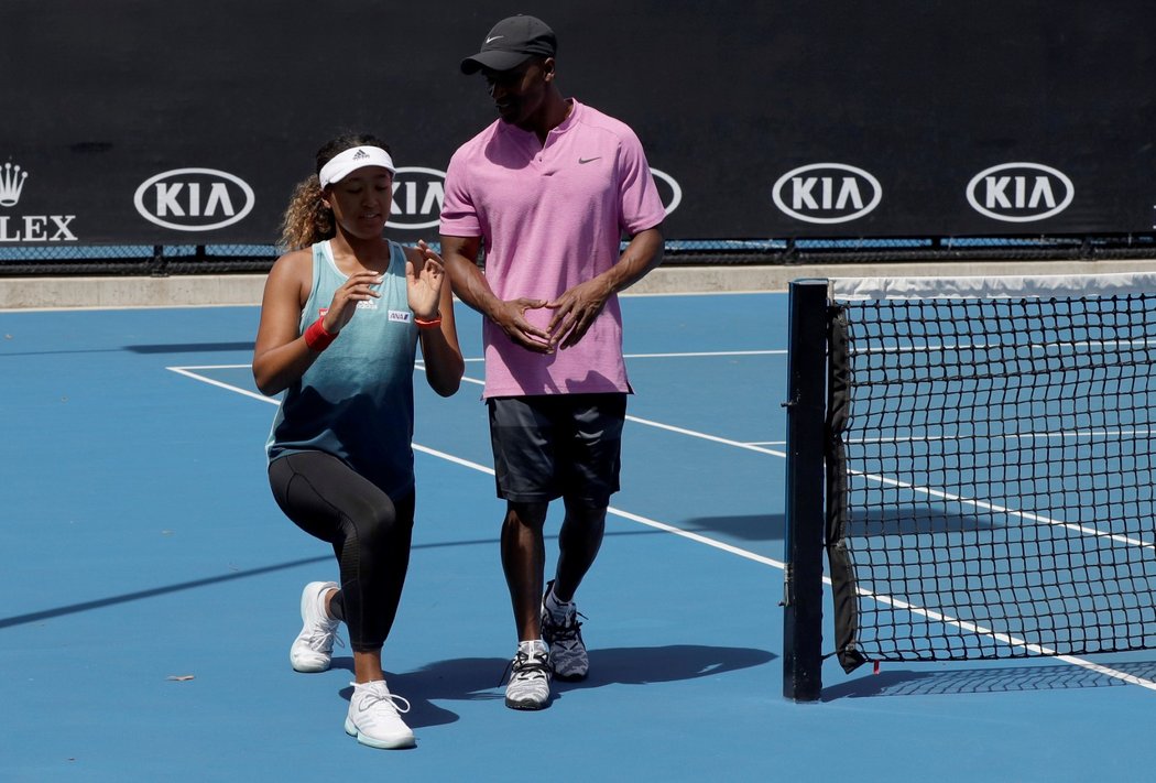 Naomi Ósakaová se svým fitness koučem Abdulem Sillahem při tréninku před finále Australian Open