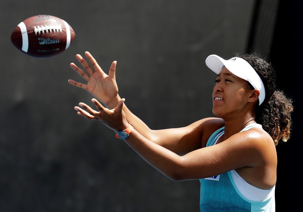 Naomi Ósakaová zkoušela na tréninku před finále Australian Open i americký fotbal