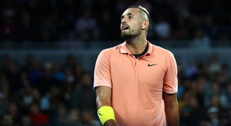 Kyrgios opět nabízí několik tváří: Zlobí, pomáhá a imituje Nadalův servis