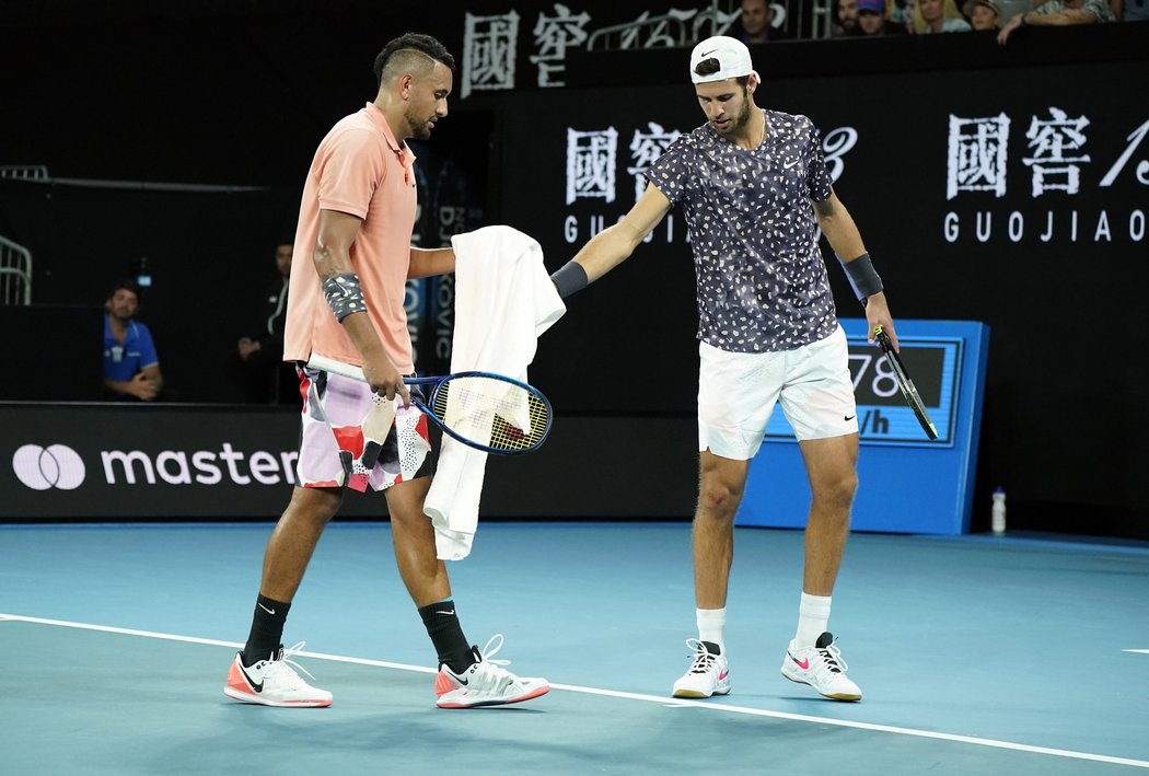 Nick Kyrgios a Karen Chačanov výjimečně i na stejné straně kurtu