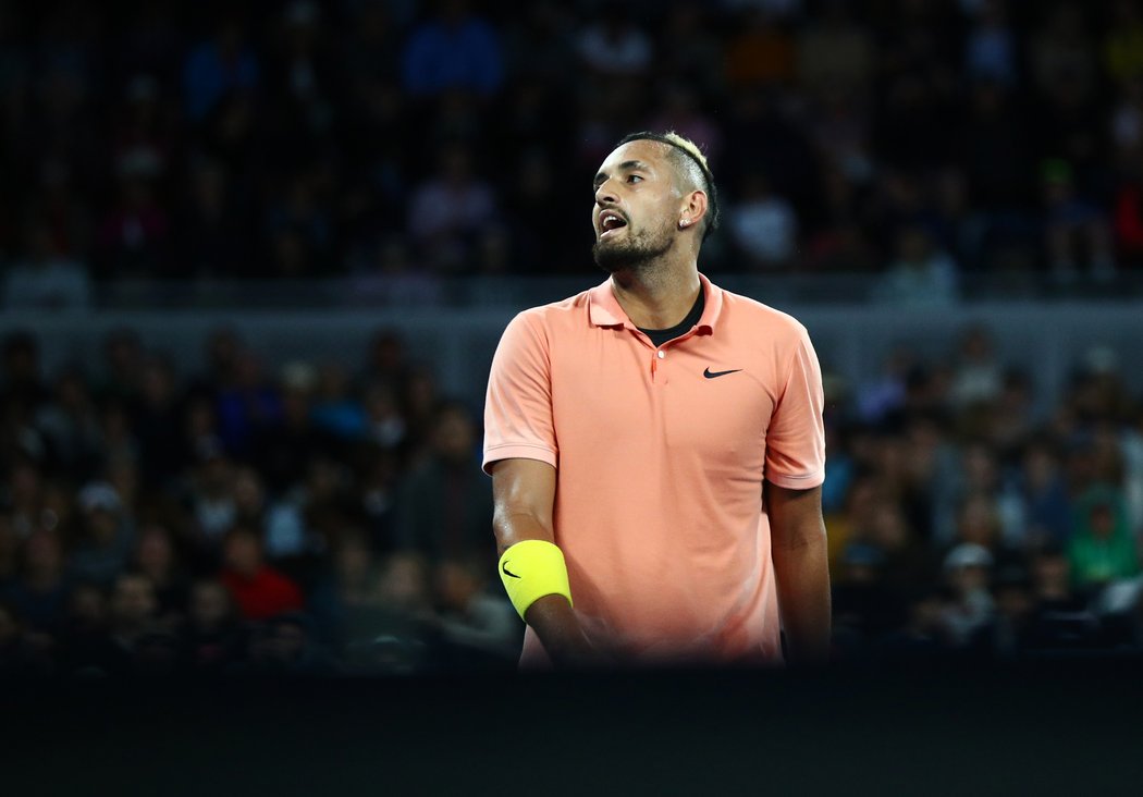 Nick Kyrgios je na Australian Open ve třetím kole. Diváky baví svojí hrou a přízeň si získává také svoji iniciativou, kterou se snaží pomoct vypořádat se jeho rodné zemi s důsledky požárů.