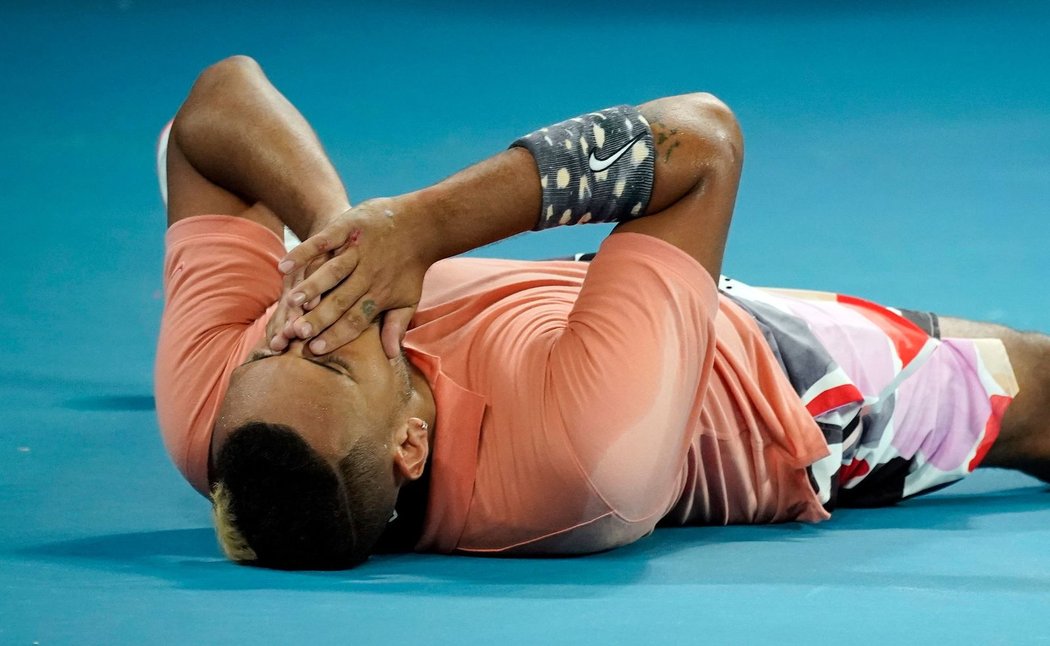 Vyčerpaný Nick Kyrgios po čtyři a půl hodiny dlouhém zápase