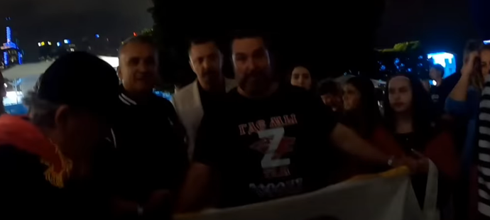 Otec Novaka Djokoviče Srdjan ochotně pózoval s fanoušky s vlajkou na podporu Ruska a Vladimira Putina