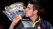 Novak Djokovič líbá pohár pro vítěze Australian Open po svém triumfu nad Andym Murraym