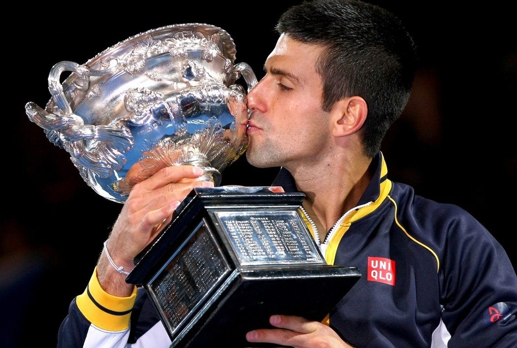 Novak Djokovič líbá pohár pro vítěze Australian Open po svém triumfu nad Andym Murraym