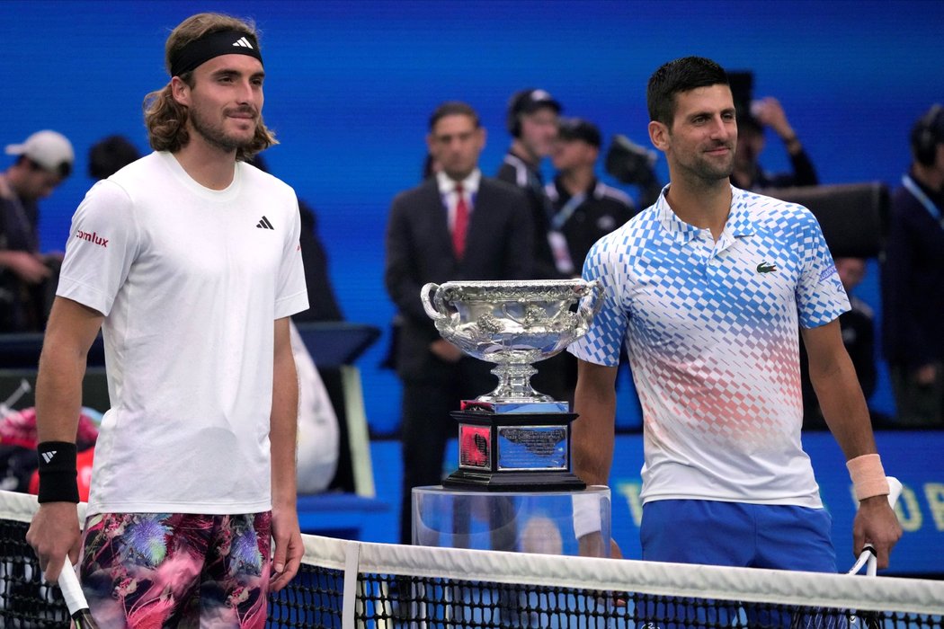 Stefanos Tsitsipas a Novak Djokovič před zápasem