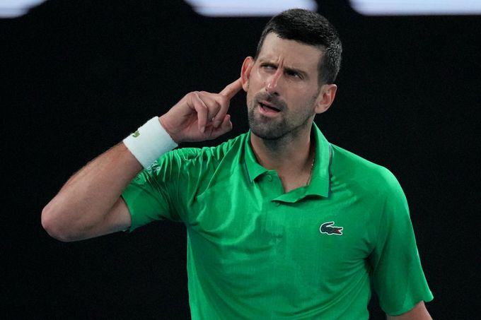 Djokovičovi znovu pomohla skreč soupeře, je v semifinále. Siniaková končí i ve čtyřhře Djokovičovi znovu pomohla skreč soupeře, je v semifinále. Siniaková končí i ve čtyřhře
