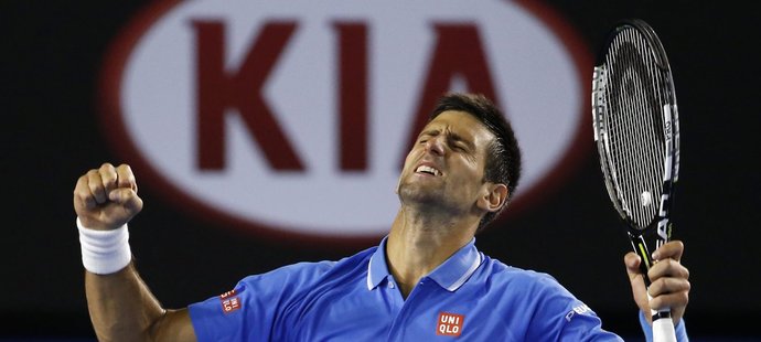 Novak Djokovič se raduje z výhry a postupu do čtvrtfinále Australian Open