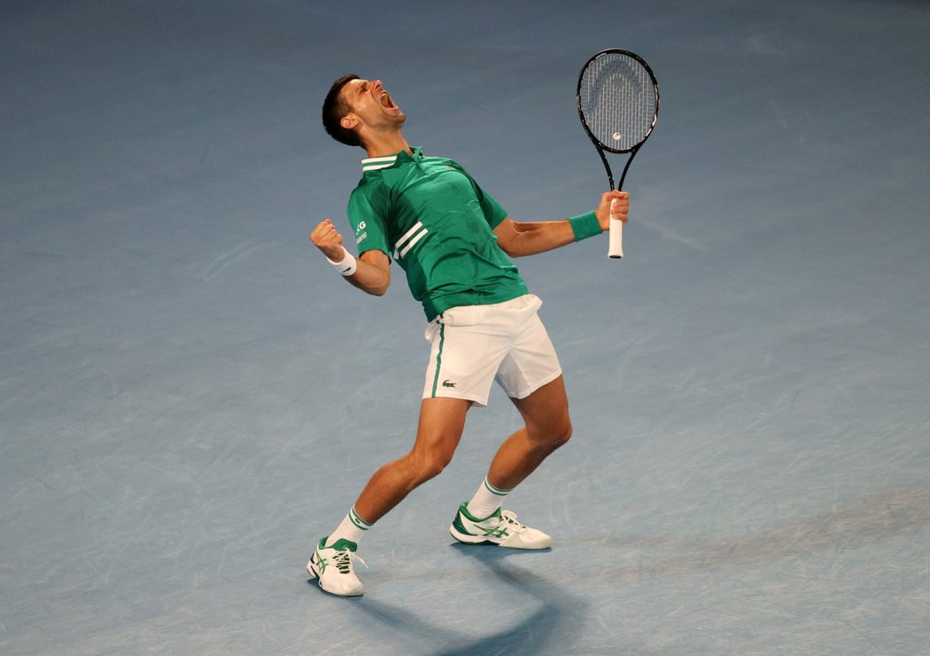 Novak Djokovič i se zraněním postoupil do osmifinále Australian Open