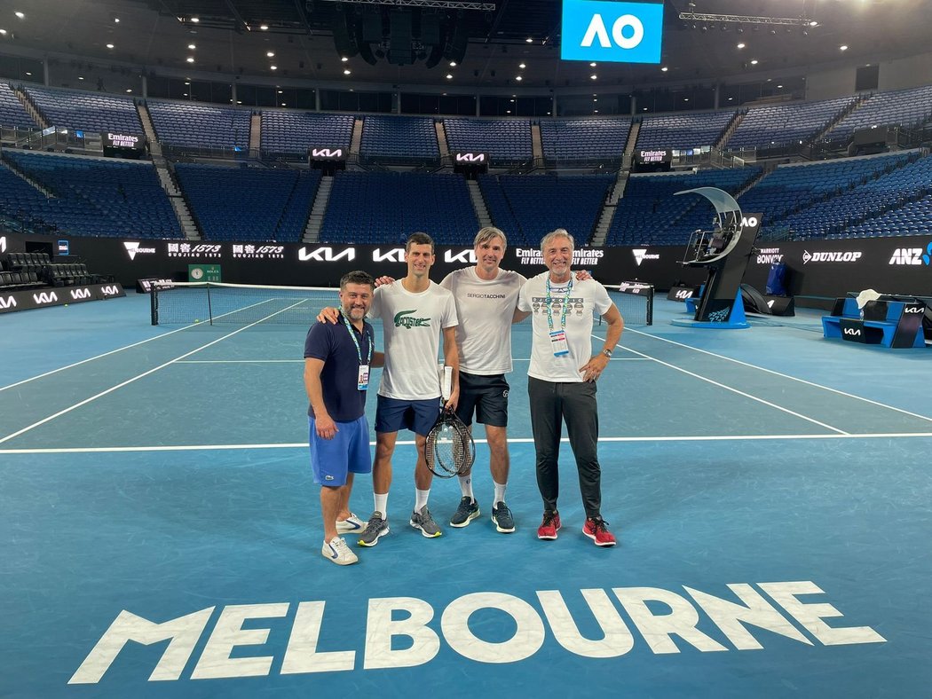 Novak Djokovič už měl možnost si zatrénovat na kurtech v Melbourne