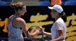 Češka Karolína Plíšková si podává ruku s osmifinálovou sokyní na Australian Open, Číňankou Čang Šuaj