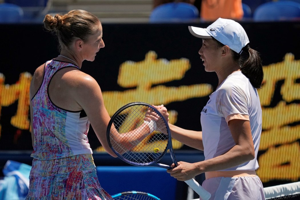 Češka Karolína Plíšková si podává ruku s osmifinálovou sokyní na Australian Open, Číňankou Čang Šuaj