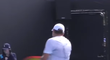 Ruský tenista Pavel Kotov napálil míč do stěny a vylekal podavačku