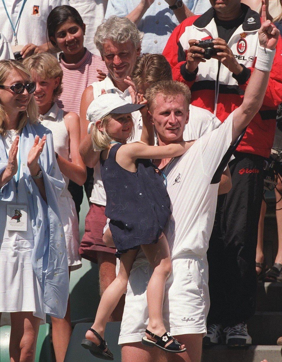 Petr Korda slaví svůj triumf na Australian Open v roce 1998 s dcerou Jessicou