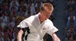 Petr Korda a jeho ikonická roznožka po triumfu na Australian Open v roce 1998