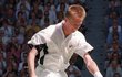 Petr Korda a jeho ikonická roznožka po triumfu na Australian Open v roce 1998