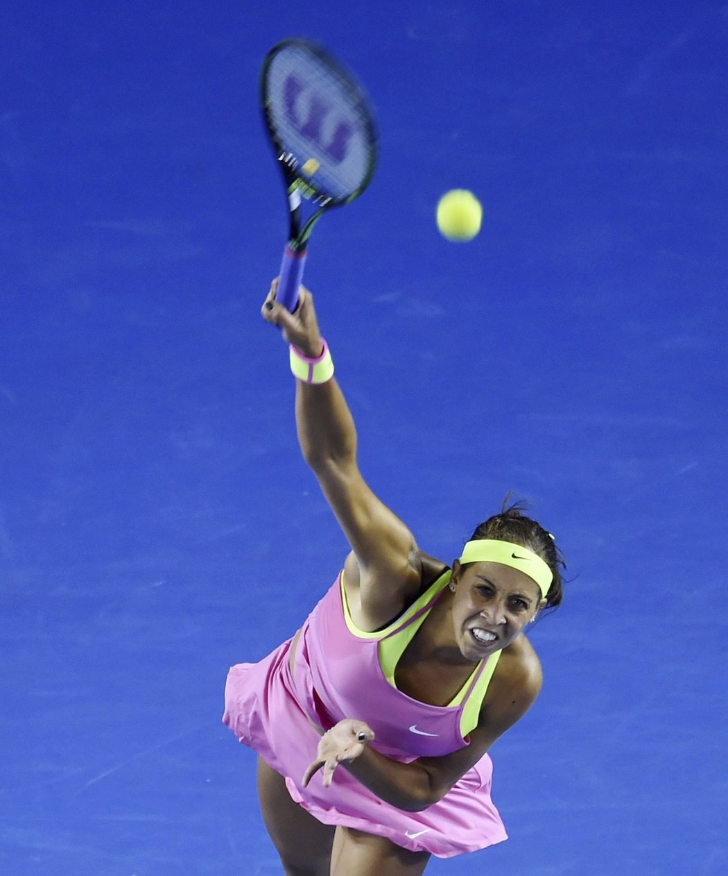 Madison Keysová podává v zápase třetího kola Australian Open proti Petře Kvitové