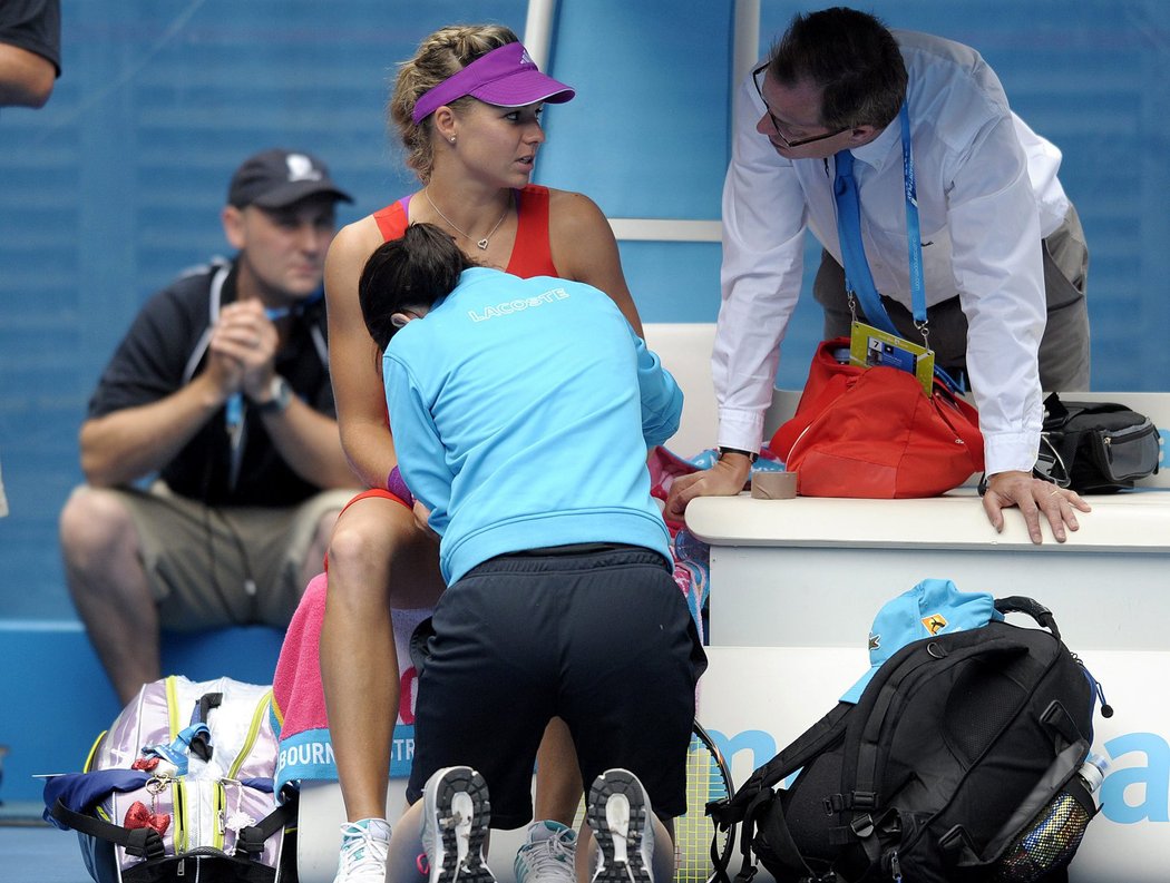 Ruská tenistka Maria Kirilenková v péči lékařů v zápase třetího kola Australian Open - nakonec musela Petře Kvitové vzdát