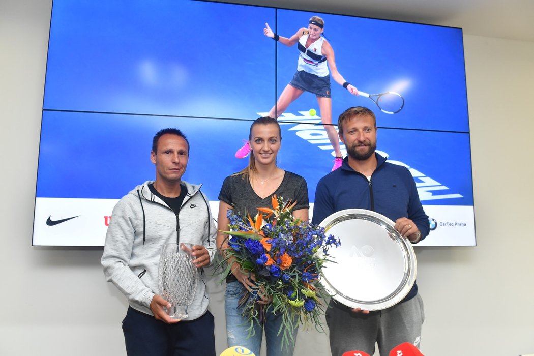 Petra Kvitová, její tým David Vydra (vlevo) a Jiří Vaněk a stříbrný talíř pro poraženou finalistku Australian Open