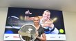 Poražená finalistka Australian Open Petra Kvitová s trofejí po návratu do Prahy
