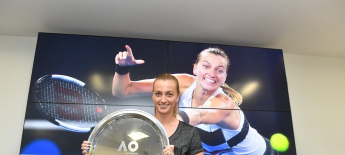 Poražená finalistka Australian Open Petra Kvitová s trofejí po návratu do Prahy