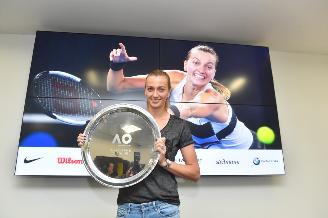 Poražená finalistka Australian Open Petra Kvitová s trofejí po návratu do Prahy