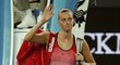 Zklamaná Petra Kvitová mává fanouškům po své prohře s Darjou Gavrilovovou