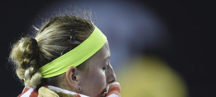 Petra Kvitová se snaží sebrat síly v boji s Madison Keysovou ve třetím kole Australian Open