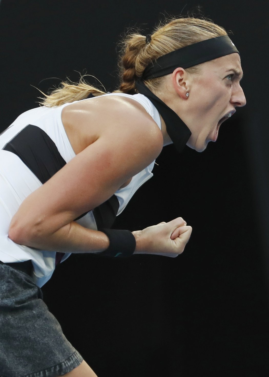Petra Kvitová se hecuje ve čtvrtfinále Australian Open proti Ashleigh Bartyové