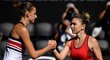 Karolína Plíšková gratuluje soupeřce Simoně Halepové po vyřazení ve čtvrtfinále tenisového Australian Open