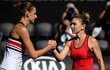 Karolína Plíšková gratuluje soupeřce Simoně Halepové po vyřazení ve čtvrtfinále tenisového Australian Open