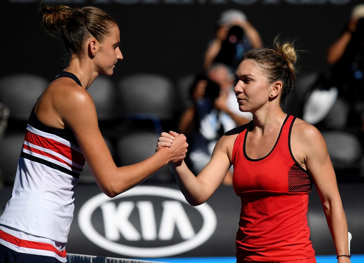 Karolína Plíšková gratuluje soupeřce Simoně Halepové po vyřazení ve čtvrtfinále tenisového Australian Open